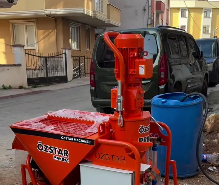 Özstar Pro XL makinesi şantiye önünde, huni ve kumanda panosu