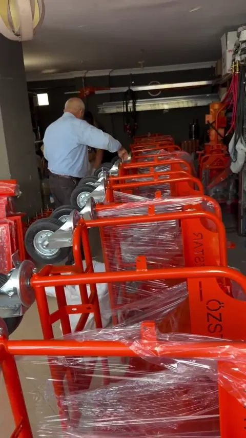 Atölyede alçı sıva makinesi şasileri