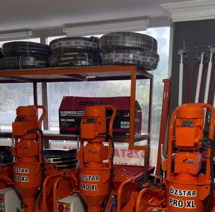Özstar Pro XL alçı sıva makineleri showroomda yan yana