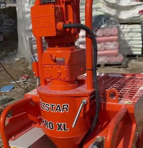 Şantiyede Özstar Pro XL alçı sıva makinesi, motor ve karıştırma haznesi